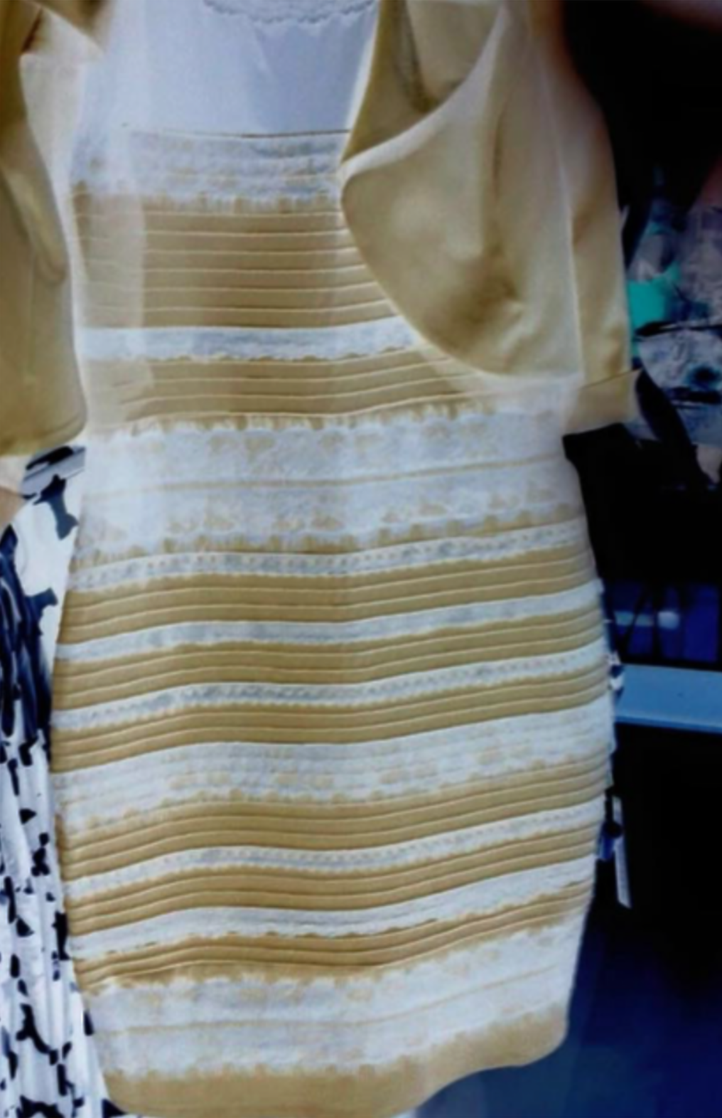Какого цвета платье синее или белое